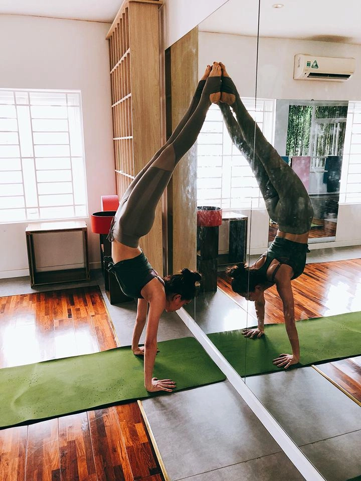 Hồ ngọc hà tập yoga tiết lộ bí quyết làm đẹp trong ngày cường đô la đi lấy vợ mới