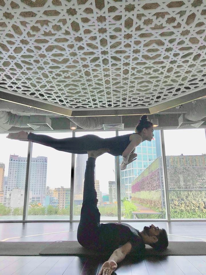 Hồ ngọc hà tập yoga tiết lộ bí quyết làm đẹp trong ngày cường đô la đi lấy vợ mới