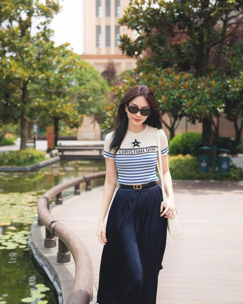 Hoa hậu 3 con lọt top 100 gương mặt đẹp nhất thế giới diện đồ công sở giản dị mà sang có item chỉ vài trăm nghìn