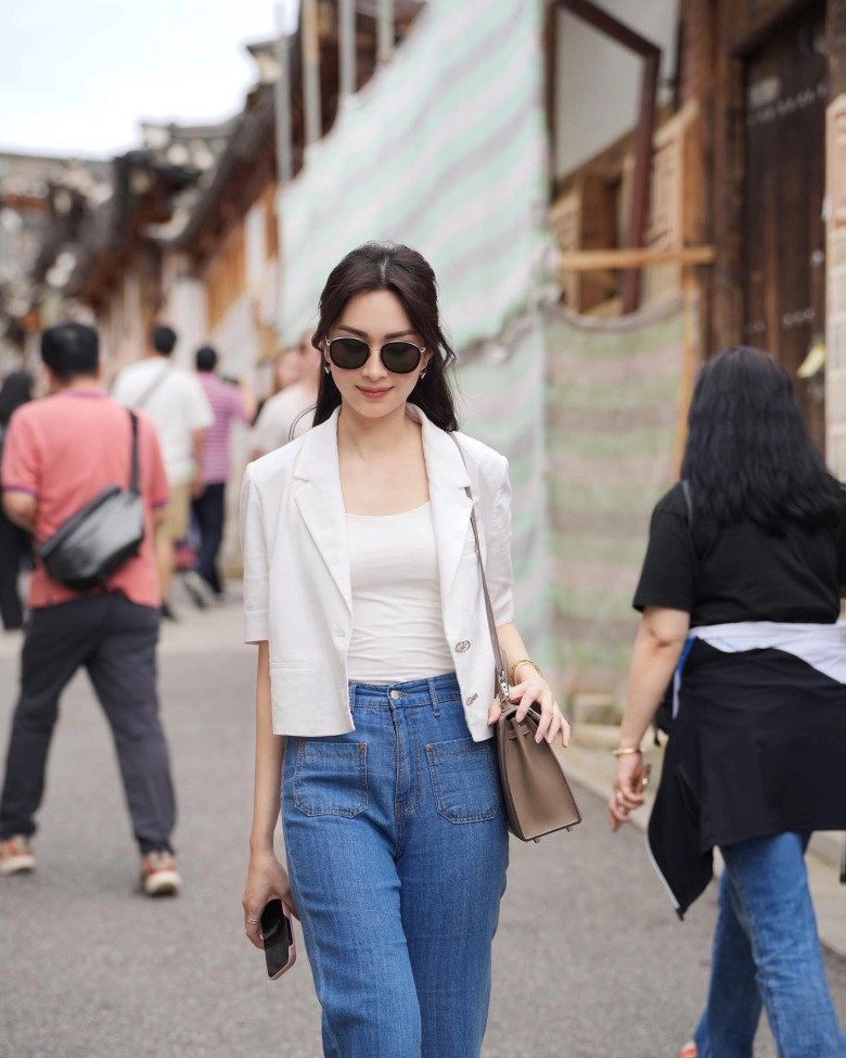 Hoa hậu 3 con lọt top 100 gương mặt đẹp nhất thế giới diện đồ công sở giản dị mà sang có item chỉ vài trăm nghìn
