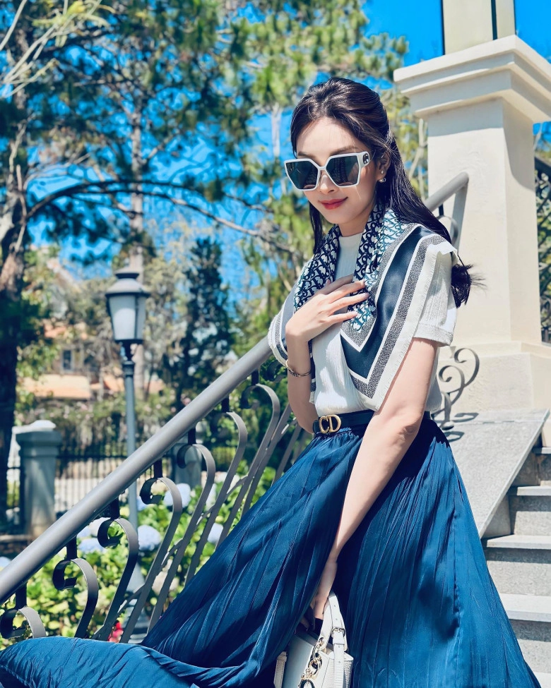 Hoa hậu 3 con lọt top 100 gương mặt đẹp nhất thế giới diện đồ công sở giản dị mà sang có item chỉ vài trăm nghìn