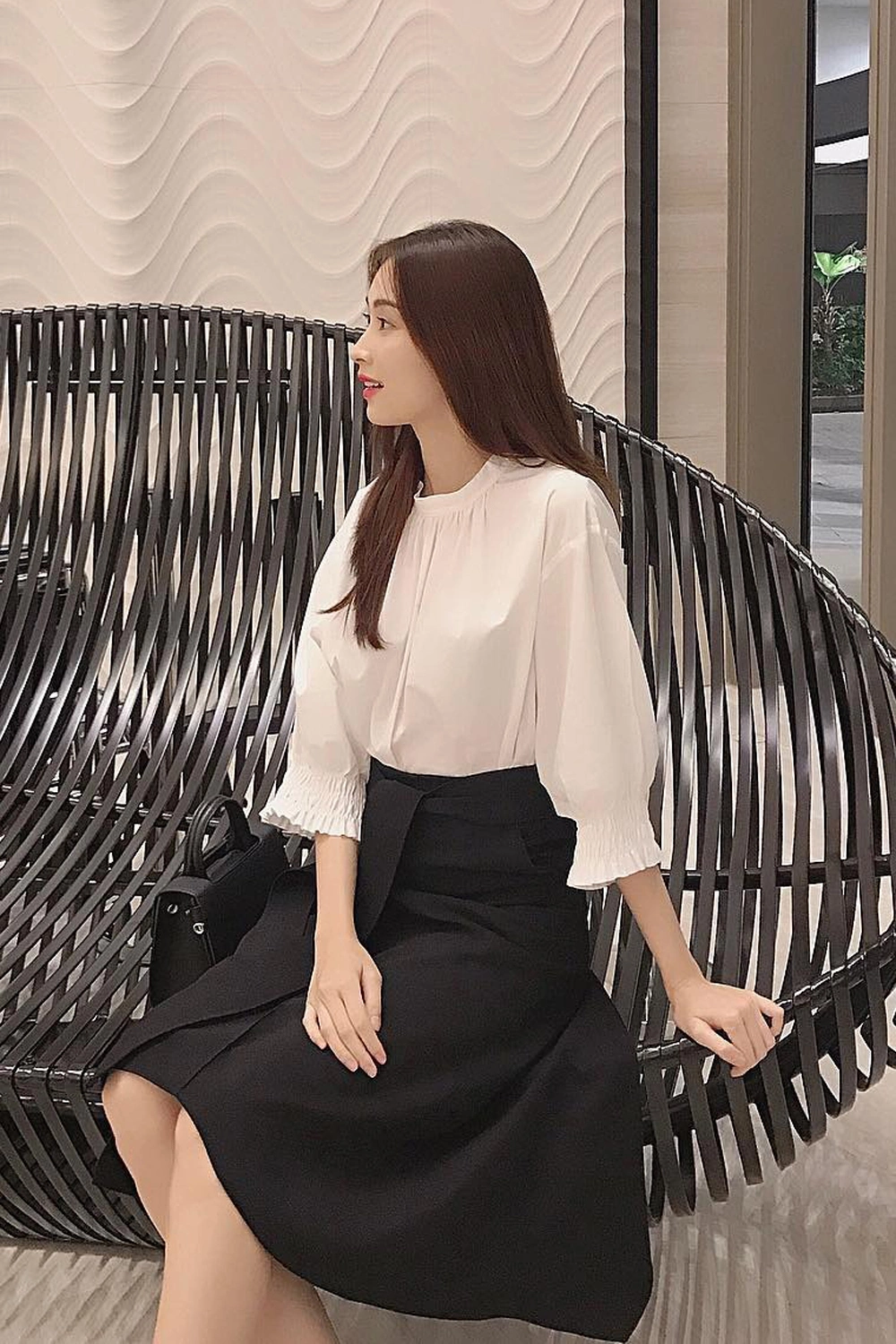 Hoa hậu 3 con lọt top 100 gương mặt đẹp nhất thế giới diện đồ công sở giản dị mà sang có item chỉ vài trăm nghìn