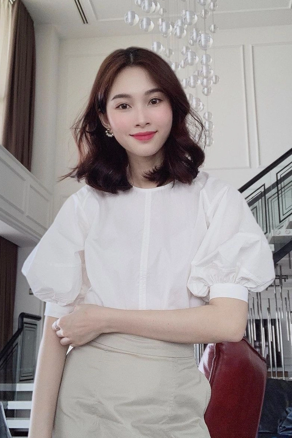 Hoa hậu 3 con lọt top 100 gương mặt đẹp nhất thế giới diện đồ công sở giản dị mà sang có item chỉ vài trăm nghìn