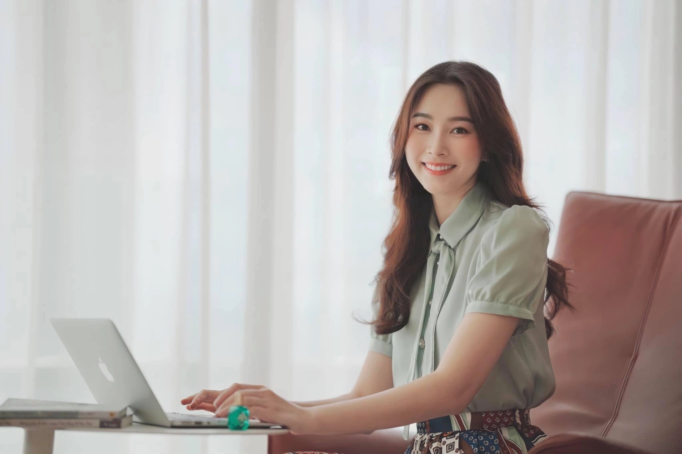 Hoa hậu 3 con lọt top 100 gương mặt đẹp nhất thế giới diện đồ công sở giản dị mà sang có item chỉ vài trăm nghìn