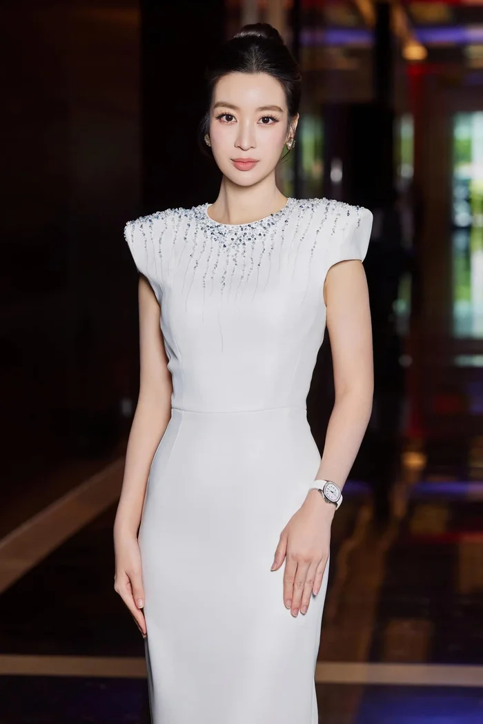 hoa hậu nghèo nhất việt nam từng đeo hồng hồ vài trăm triệu nay có bộ sưu tập gần 10 tỷ đeo món gần 7 tỷ đi bên chồng