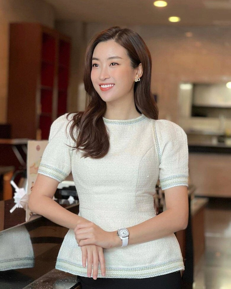 hoa hậu nghèo nhất việt nam từng đeo hồng hồ vài trăm triệu nay có bộ sưu tập gần 10 tỷ đeo món gần 7 tỷ đi bên chồng