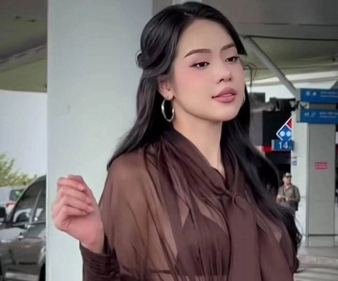 Hoa hậu thanh thuỷ mặc đầm xuyên thấu ra sân bay đẹp hút hồn nhưng vẫn gây tranh cãi