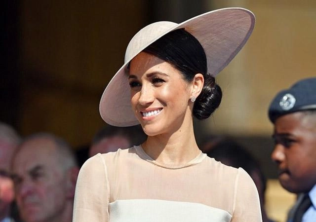 Hoá ra đây là lí do khiến công nương meghan mãi trung thành với tóc búi thấp