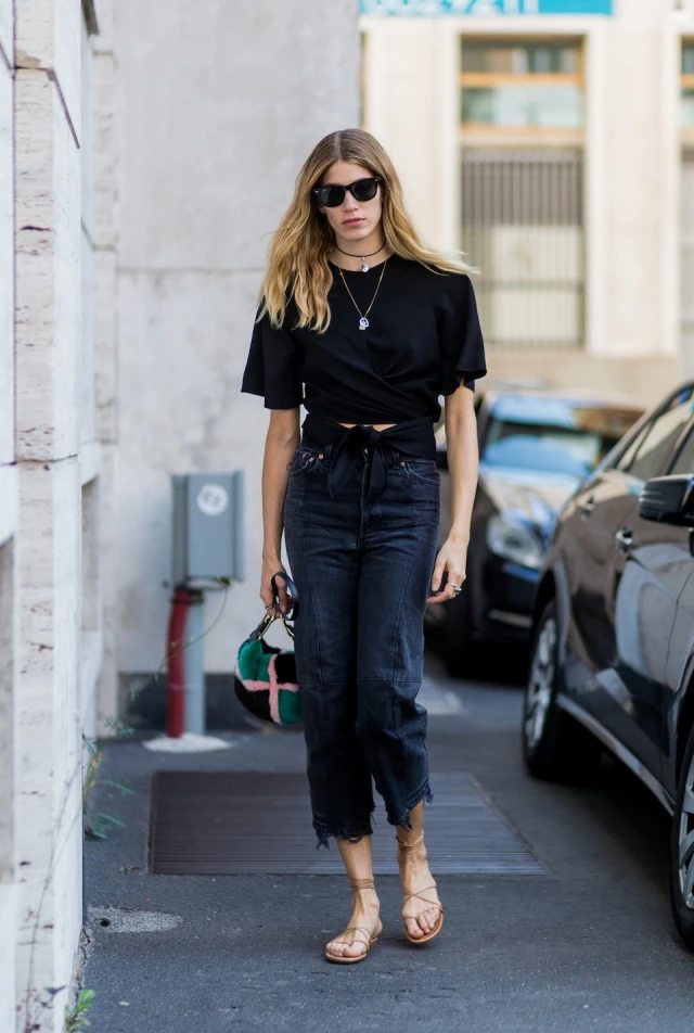 Hội sành mặc đang đua nhau săn lùng quần jeans màu gì mà lên dáng đỉnh mặc đâu nổi đó