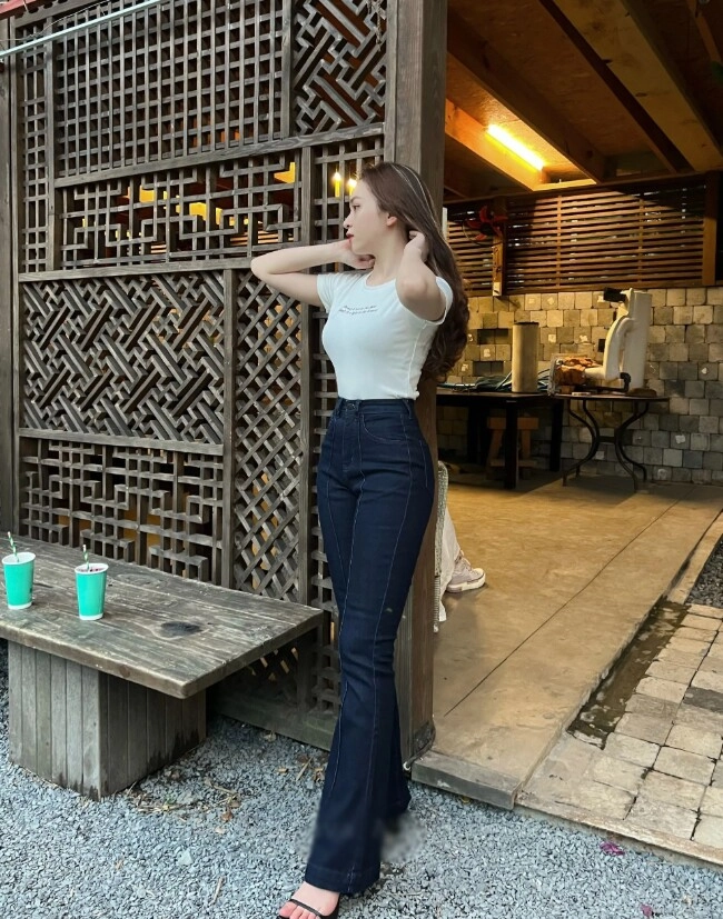 Hội sành mặc đang đua nhau săn lùng quần jeans màu gì mà lên dáng đỉnh mặc đâu nổi đó