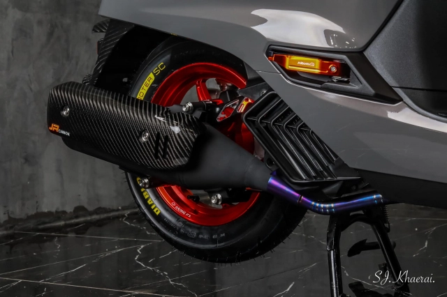 Honda giorno độ lột xác với nhiều trang bị carbon cùng dàn đồ chơi cực cháy