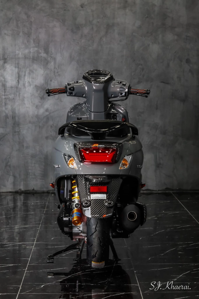 Honda giorno độ lột xác với nhiều trang bị carbon cùng dàn đồ chơi cực cháy