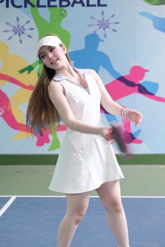 Hot girl sân pickleball diện áo ngủ hờ hững hút view ầm ầm