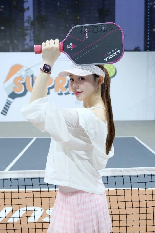 Hot girl sân pickleball diện áo ngủ hờ hững hút view ầm ầm