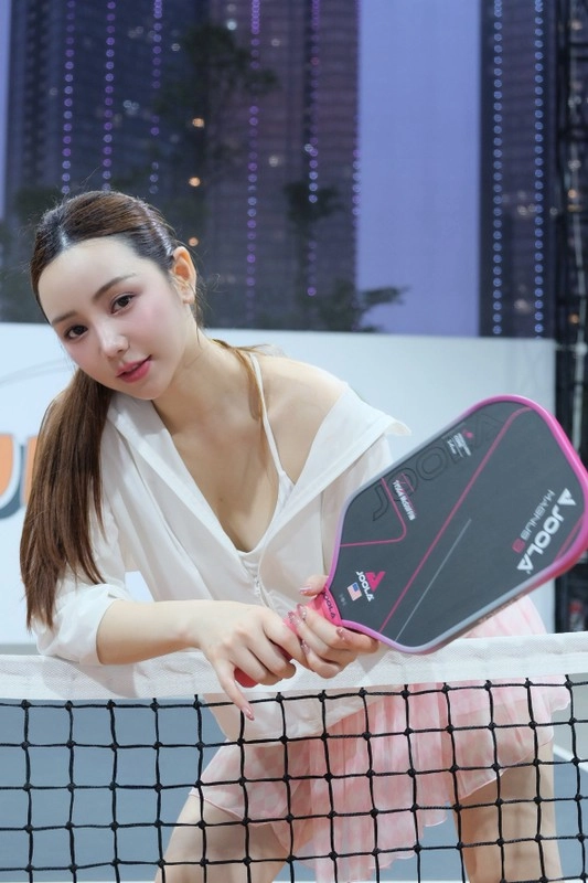 Hot girl sân pickleball diện áo ngủ hờ hững hút view ầm ầm