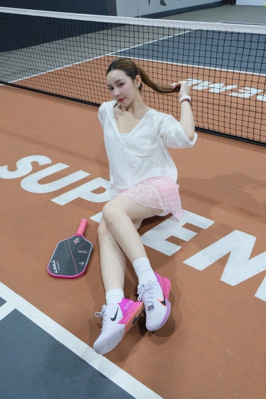 Hot girl sân pickleball diện áo ngủ hờ hững hút view ầm ầm