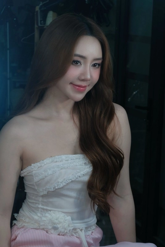 Hot girl sân pickleball diện áo ngủ hờ hững hút view ầm ầm
