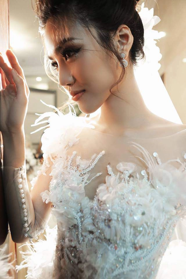 Hot ngoài nhã phương còn 1 cô dâu tháng 10 nữa vừa lộ nhan sắc đẹp nao lòng
