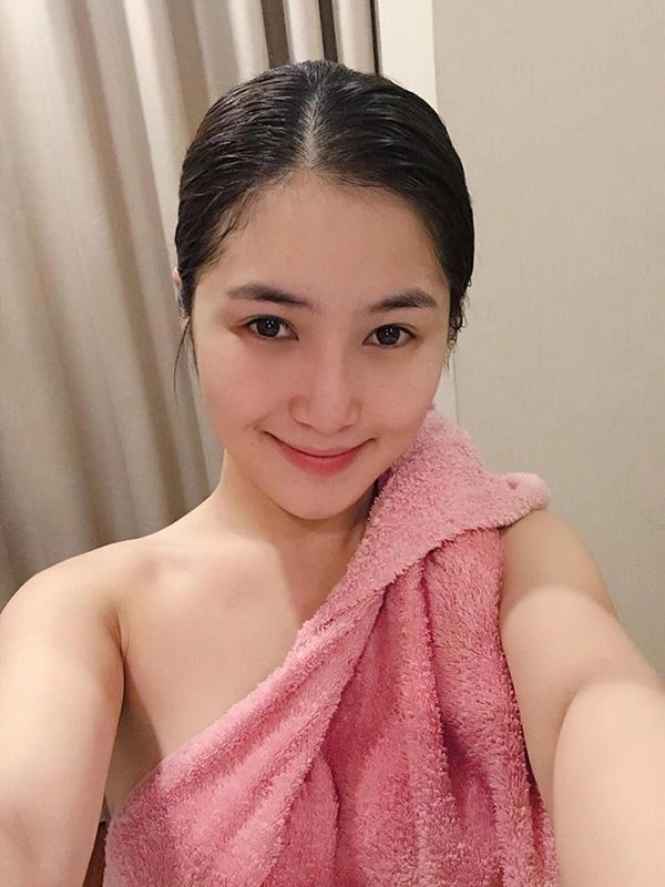 Hương tràm bất ngờ khoe mặt mộc xinh chẳng khác gì khi son phấn
