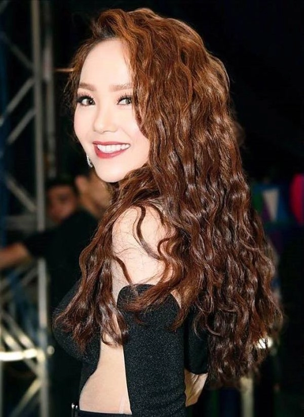 Khi hồ ngọc hà thử sức với tóc xoăn bà thím và đây là cái kết