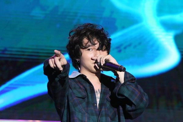 Khi sơn tùng để tóc tổ chim xoăn tít thì noo phước thịnh cắt đầu đinh cực nam tính
