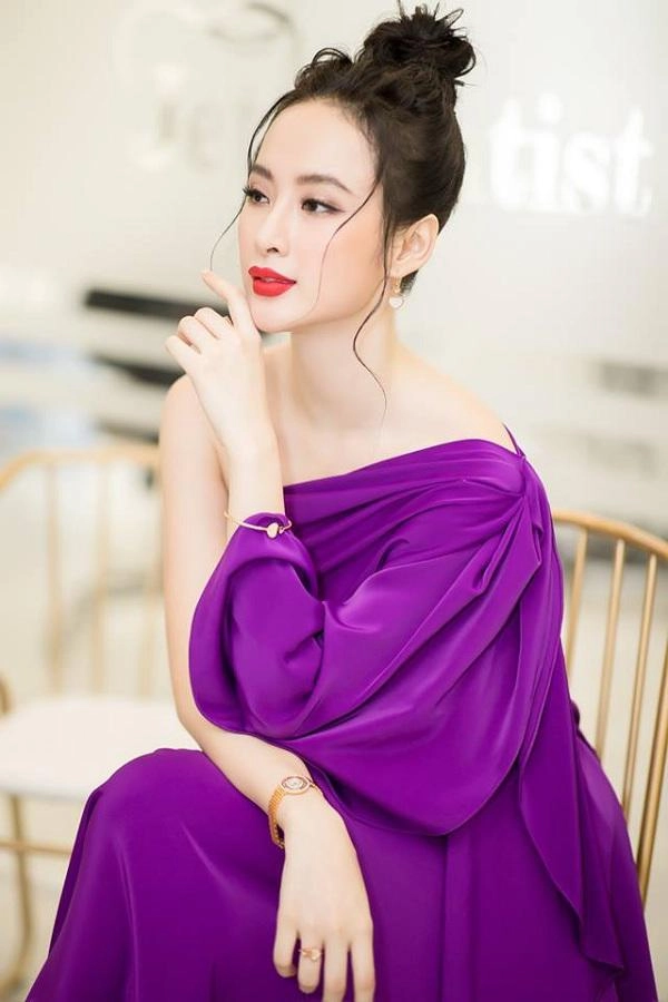 Khoe mặt-mộc-đầy-phấn angela phương trinh tạo ra định nghĩa mới về không trang điểm