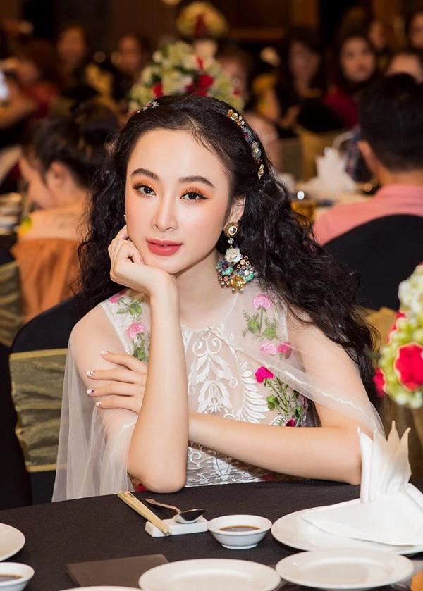 Khoe mặt-mộc-đầy-phấn angela phương trinh tạo ra định nghĩa mới về không trang điểm