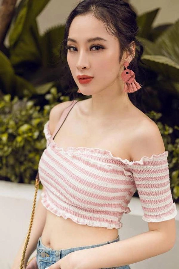 Khoe mặt-mộc-đầy-phấn angela phương trinh tạo ra định nghĩa mới về không trang điểm