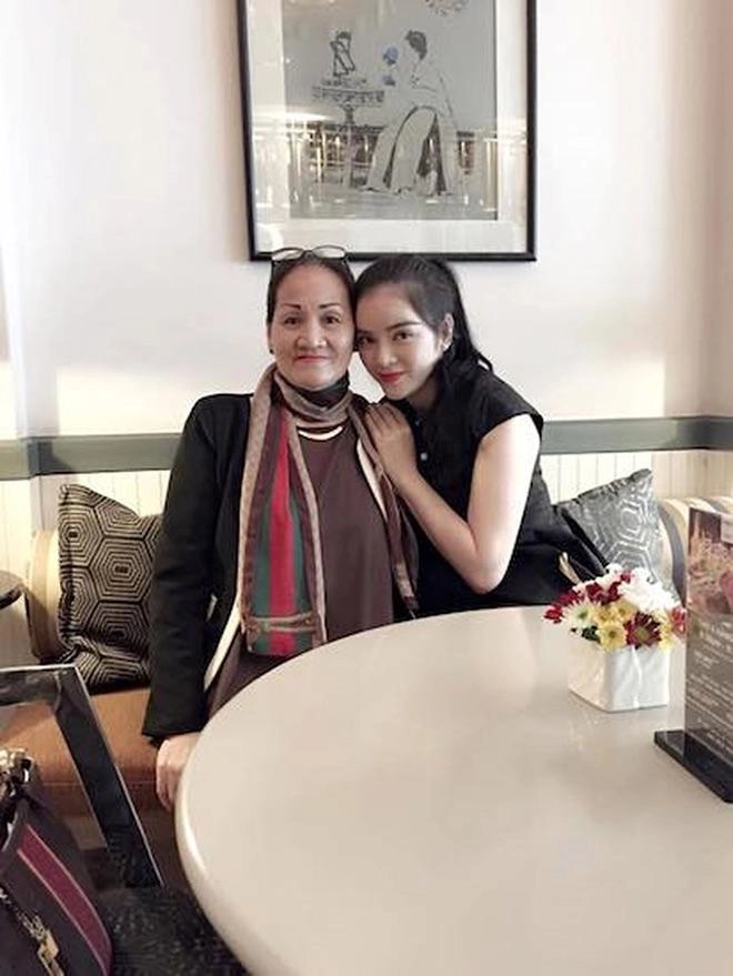 Khoe tóc mới nhưng người hâm mộ không thể nhận ra lý nhã kỳ vì gương mặt quá khác lạ