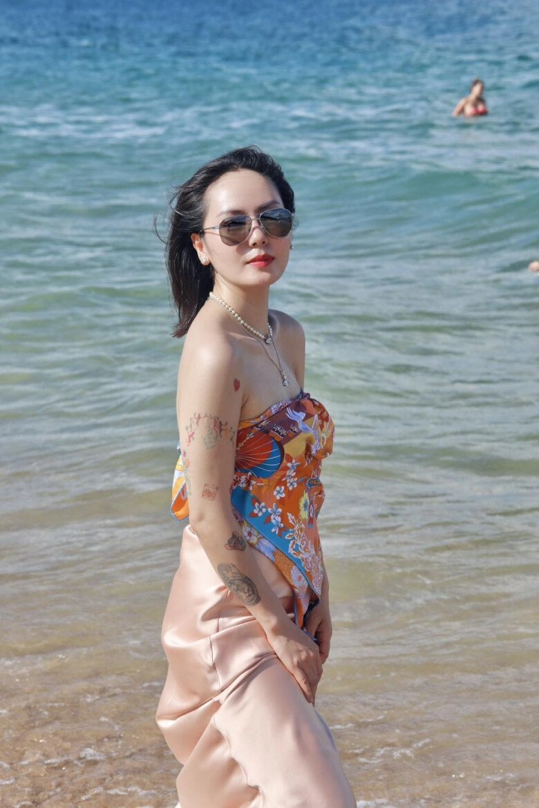 Không cần bikini mỹ nhân việt chơi lớn quấn khăn thành áo phương linh biến hóa 7749 kiểu sexy khó rời mắt