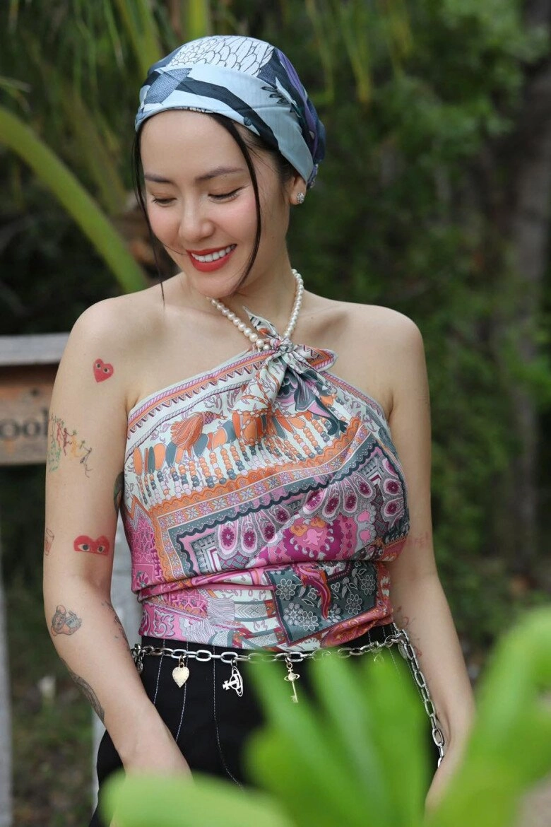 Không cần bikini mỹ nhân việt chơi lớn quấn khăn thành áo phương linh biến hóa 7749 kiểu sexy khó rời mắt