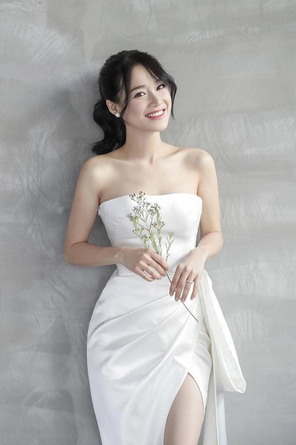 Không son phấn cầu kì nước da sáng mịn đủ khiến cô dâu mới nhã phương đẹp rụng rời