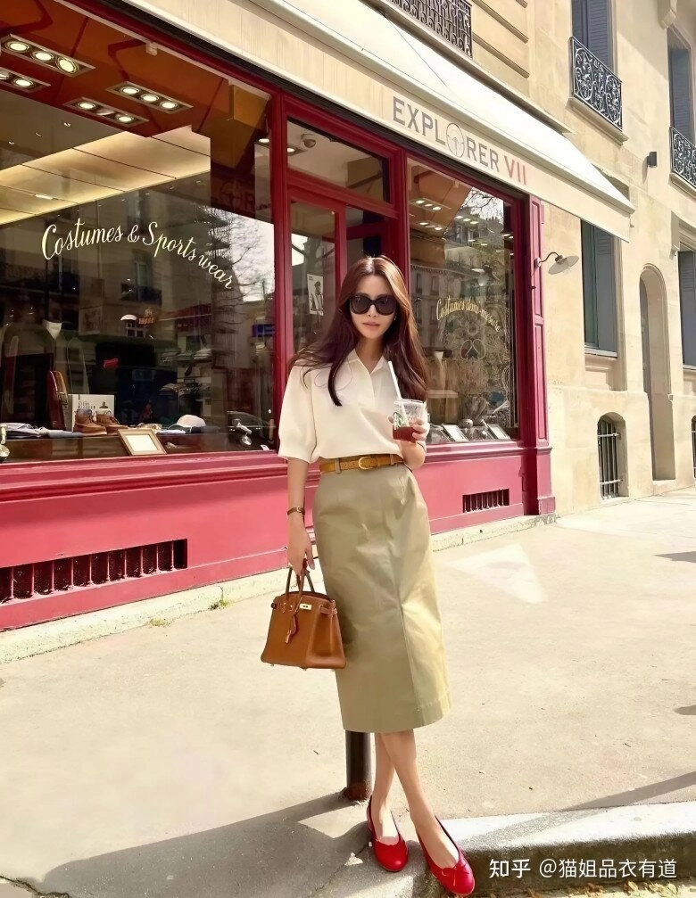 Kiểu áo mùa hè mặc với chân váy sang hơn sơ mi diện đi làm ai cũng tưởng bạn giàu ngầm