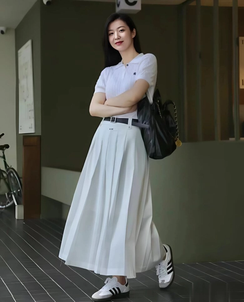 Kiểu áo mùa hè mặc với chân váy sang hơn sơ mi diện đi làm ai cũng tưởng bạn giàu ngầm
