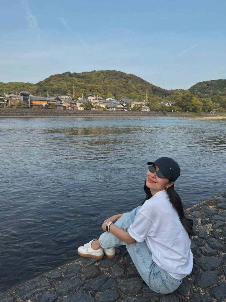 Kiểu quần jeans biểu tượng thập niên 80 đang quay trở lại đảm bảo vừa tôn dáng vừa dễ phối bất ngờ