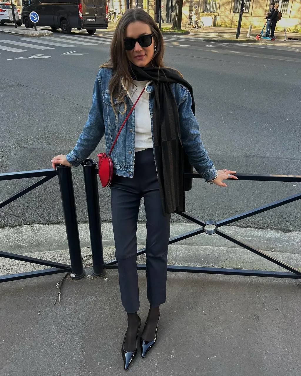 Kiểu quần jeans biểu tượng thập niên 80 đang quay trở lại đảm bảo vừa tôn dáng vừa dễ phối bất ngờ