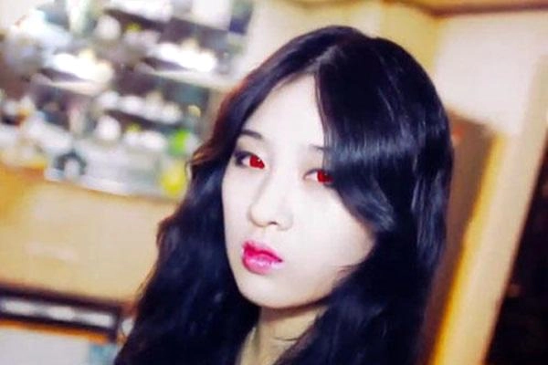Kinh hãi với hotgirl hàn quốc thích tắm máu tươi ăn thịt sống y hệt ma cà rồng