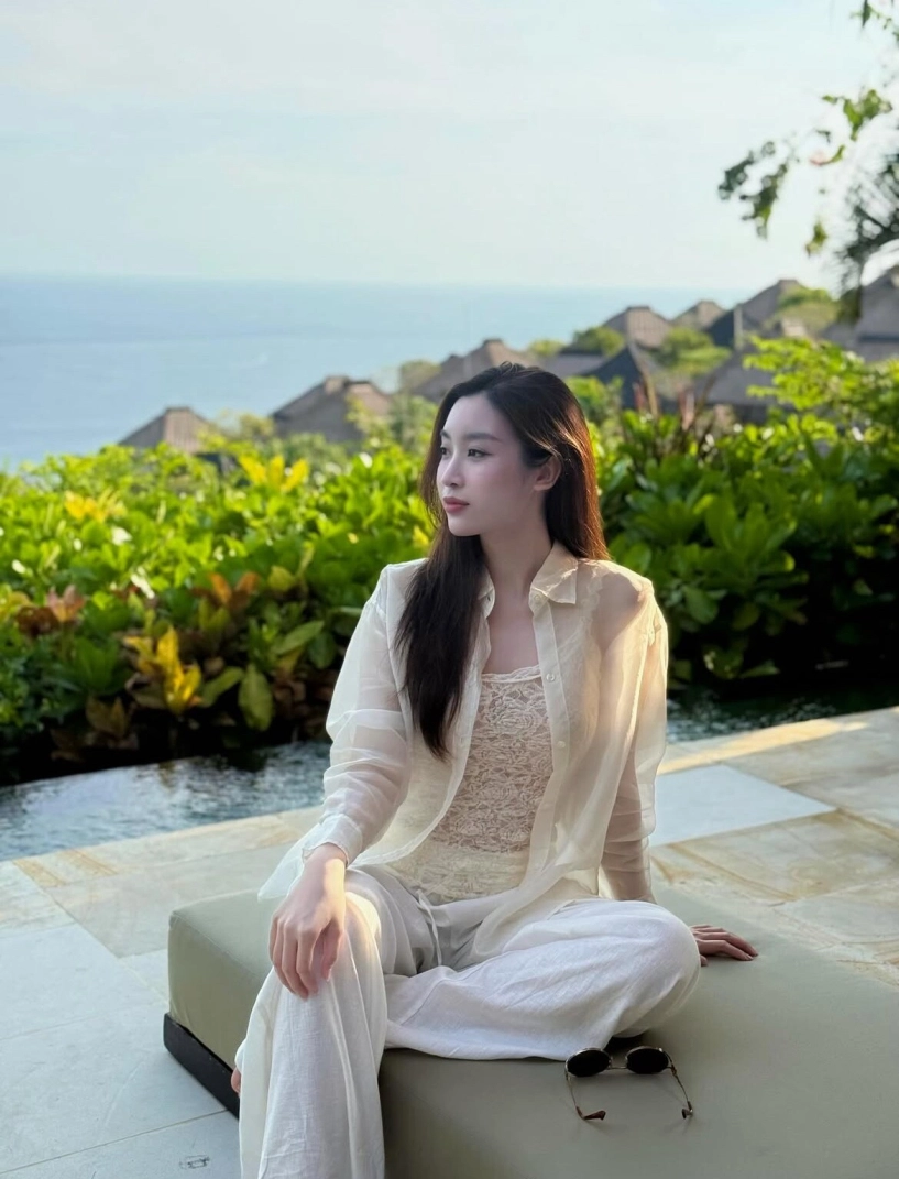 Là phu nhân chủ tịch đời thực nhưng hoa hậu đỗ mỹ linh vẫn chăm mặc đồ giá rẻ vẫn đẹp như hàng hiệu xa xỉ