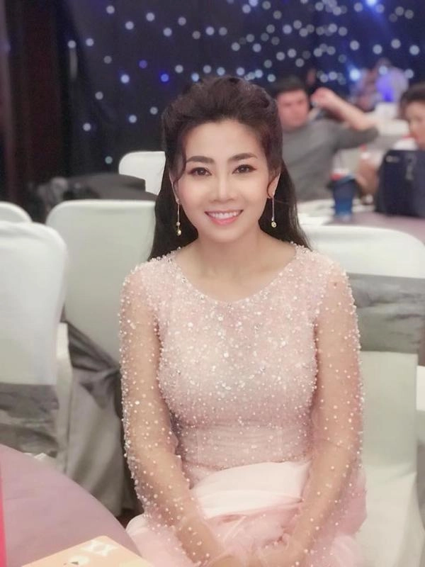 Lần đầu đi làm sau thời gian điều trị ung thư mai phương bị nổi mụn vì trang điểm