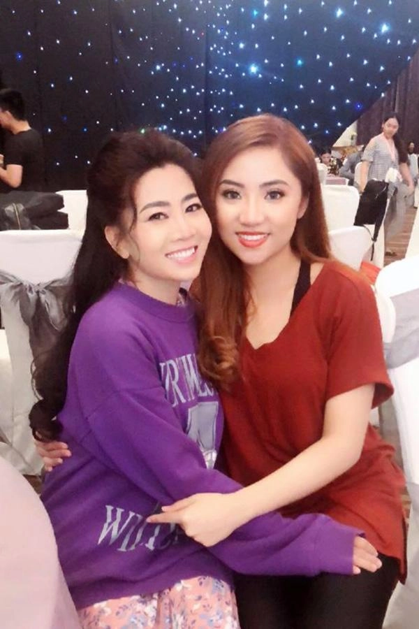 Lần đầu đi làm sau thời gian điều trị ung thư mai phương bị nổi mụn vì trang điểm