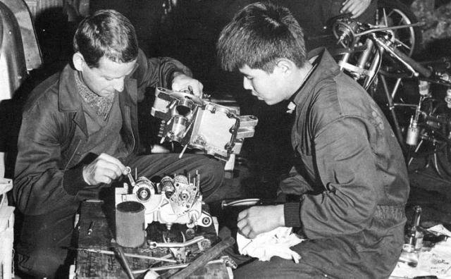 Lịch sử về chiếc suzuki gp 50 racer động cơ 2 xi-lanh bao khói ngập đường phố