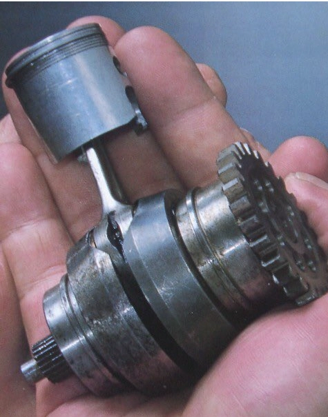 Lịch sử về chiếc suzuki gp 50 racer động cơ 2 xi-lanh bao khói ngập đường phố