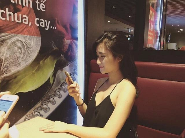 Lộ diện nhan sắc vạn người mê của bạn gái cầu thủ huy hùng mặt đẹp body bốc lửa và