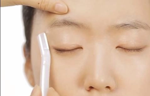 Lỗi kẻ chân mày của sao việt đúng là sai một li đi luôn cả gương mặt