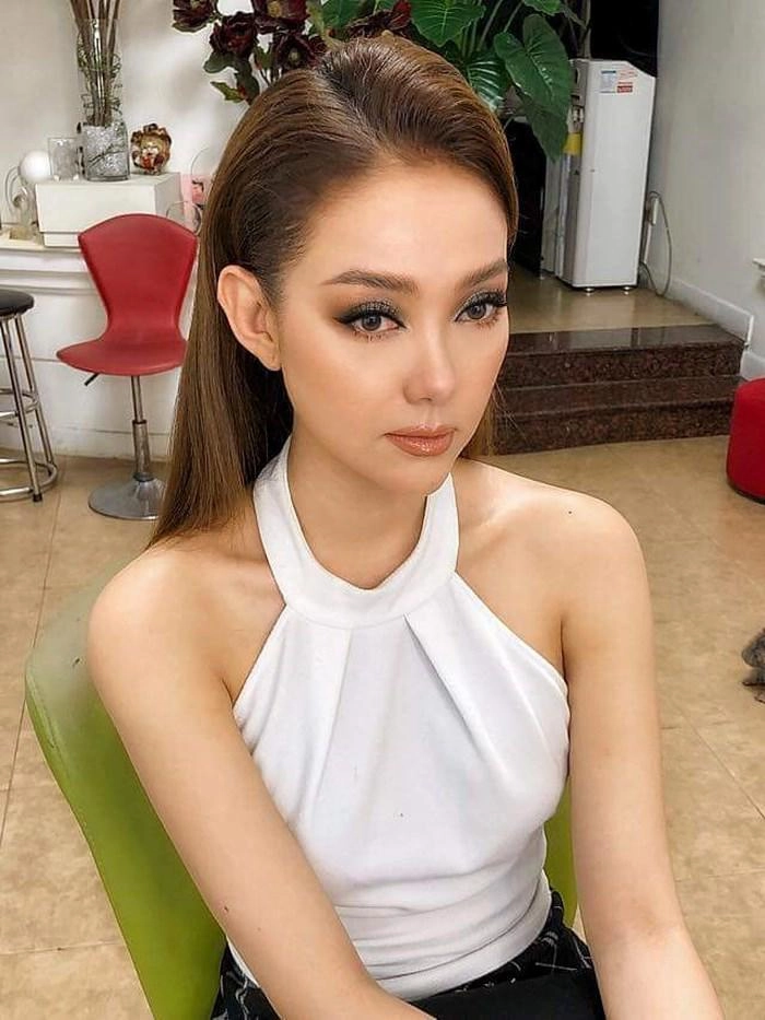 Mặc ai thay đổi nhan sắc thất thường minh hằng vẫn giữ cằm nhọn đi qua tháng năm