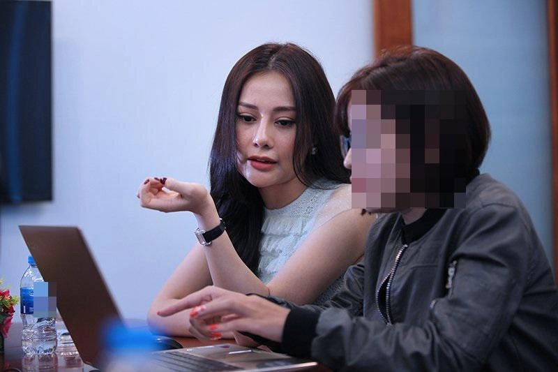 Mặc ai thay đổi nhan sắc thất thường minh hằng vẫn giữ cằm nhọn đi qua tháng năm
