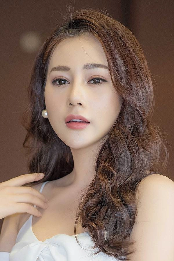 Mặc ai thay đổi nhan sắc thất thường minh hằng vẫn giữ cằm nhọn đi qua tháng năm