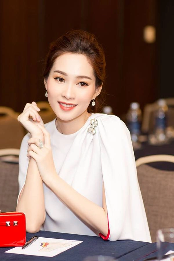 Mặc đàn em chăm chỉ khoe ngực khoe mông hh thu thảo thừa sức đốt mắt fan vì điều này
