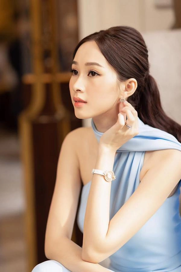 Mặc đàn em chăm chỉ khoe ngực khoe mông hh thu thảo thừa sức đốt mắt fan vì điều này