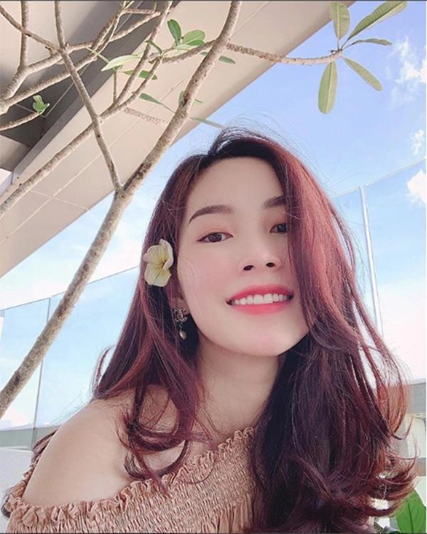 Mặc đàn em chăm chỉ khoe ngực khoe mông hh thu thảo thừa sức đốt mắt fan vì điều này
